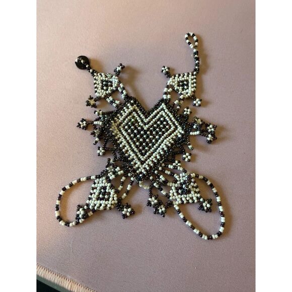 Black & white heart beaded glove - Picture 4 of 4
